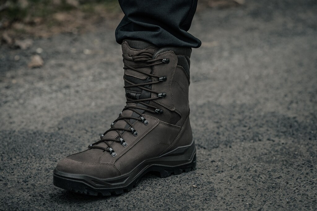 renegade boots lowa renegade gtx mid